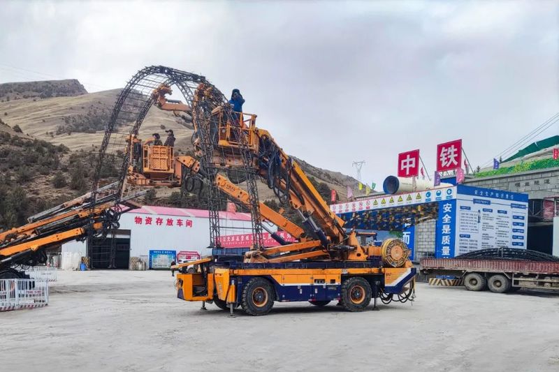 开拓地下空间，，，，创立优美生涯 | 装备公司75T转向架机车、拱锚一体台车入选2024年河南省首台（套）重大技术装备认命名单