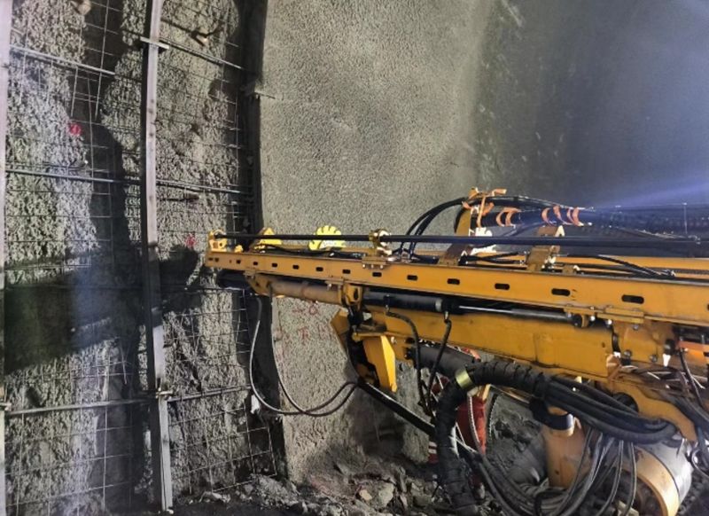 双倍的效率！ob真人装备双臂锚注一体台车高效施工获赞誉